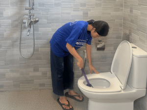 burmese-maid-clean-toilet